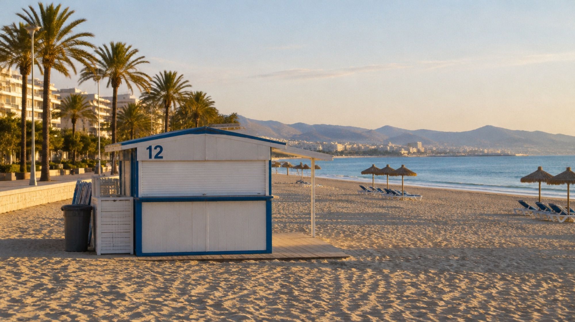 Nummerierter Strandkiosk Balneario an der Playa de Palma am Vormittag