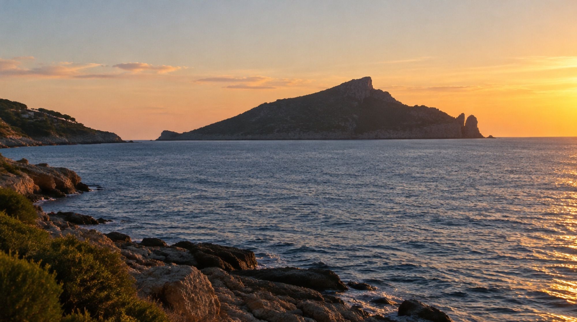 Insel Sa Dragonera vor Sant Elm bei Sonnenuntergang