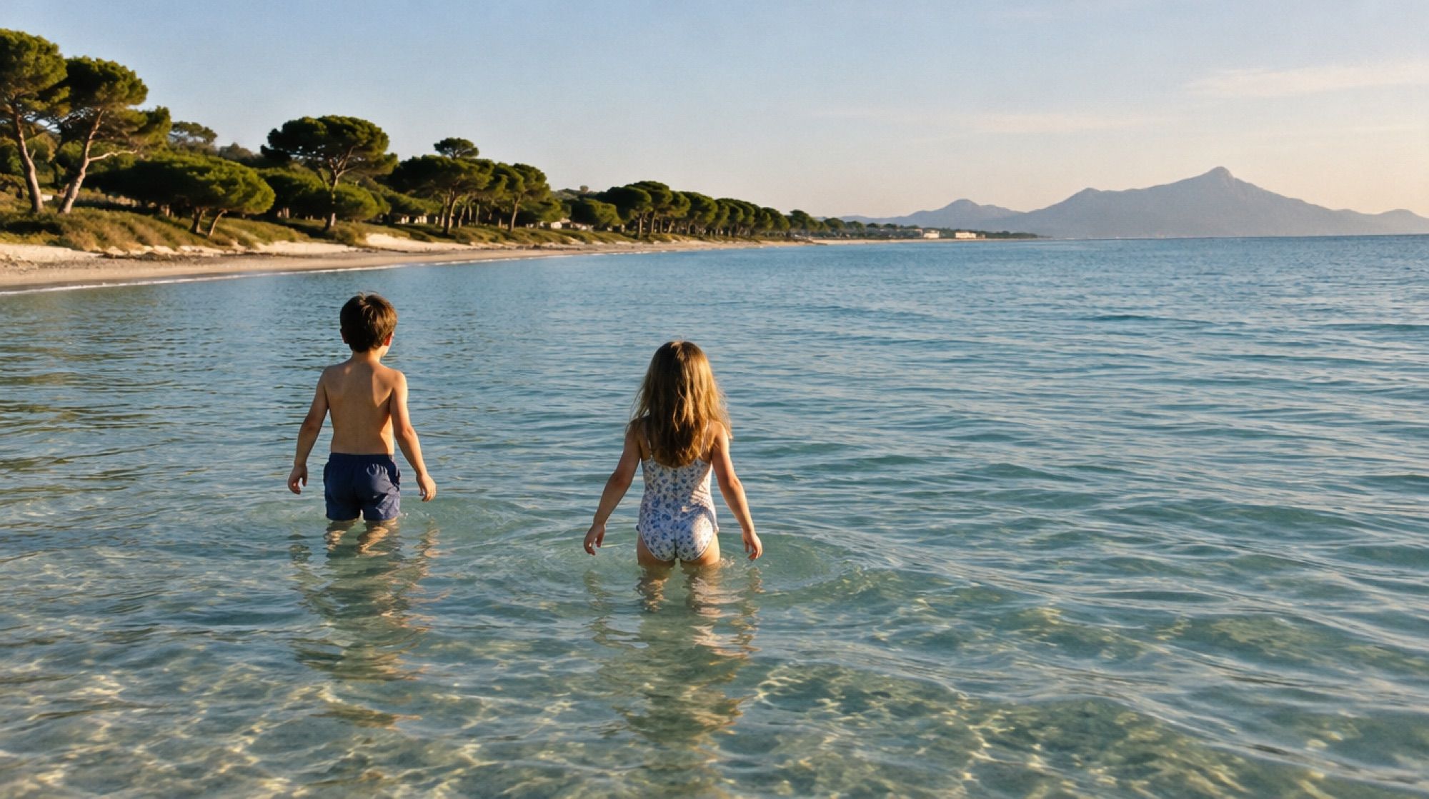 Kinder im flachen Wasser an der Platja de Muro