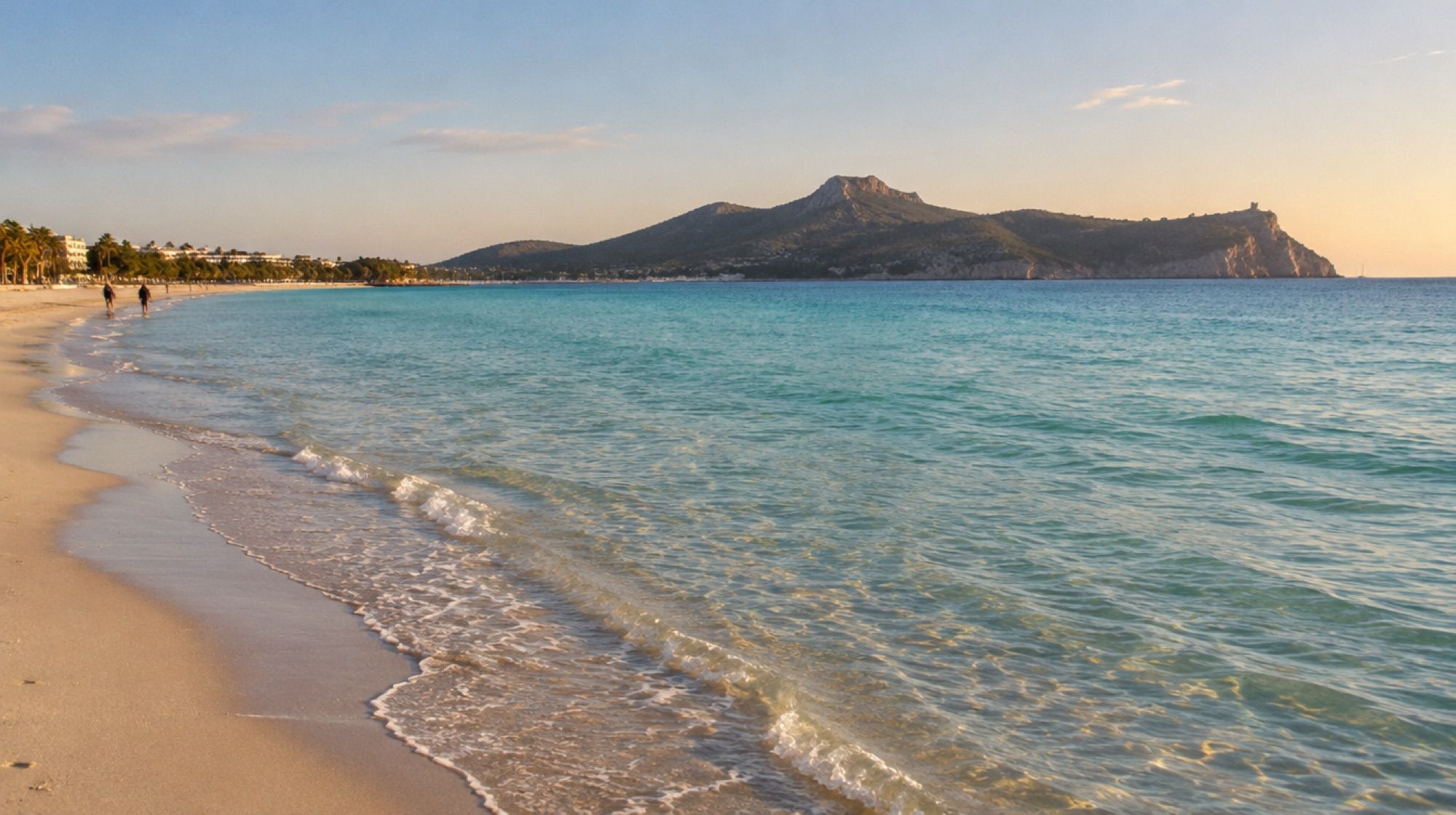Flach abfallender Sandstrand von Port d'Alcúdia am Morgen mit türkisfarbenem Wasser