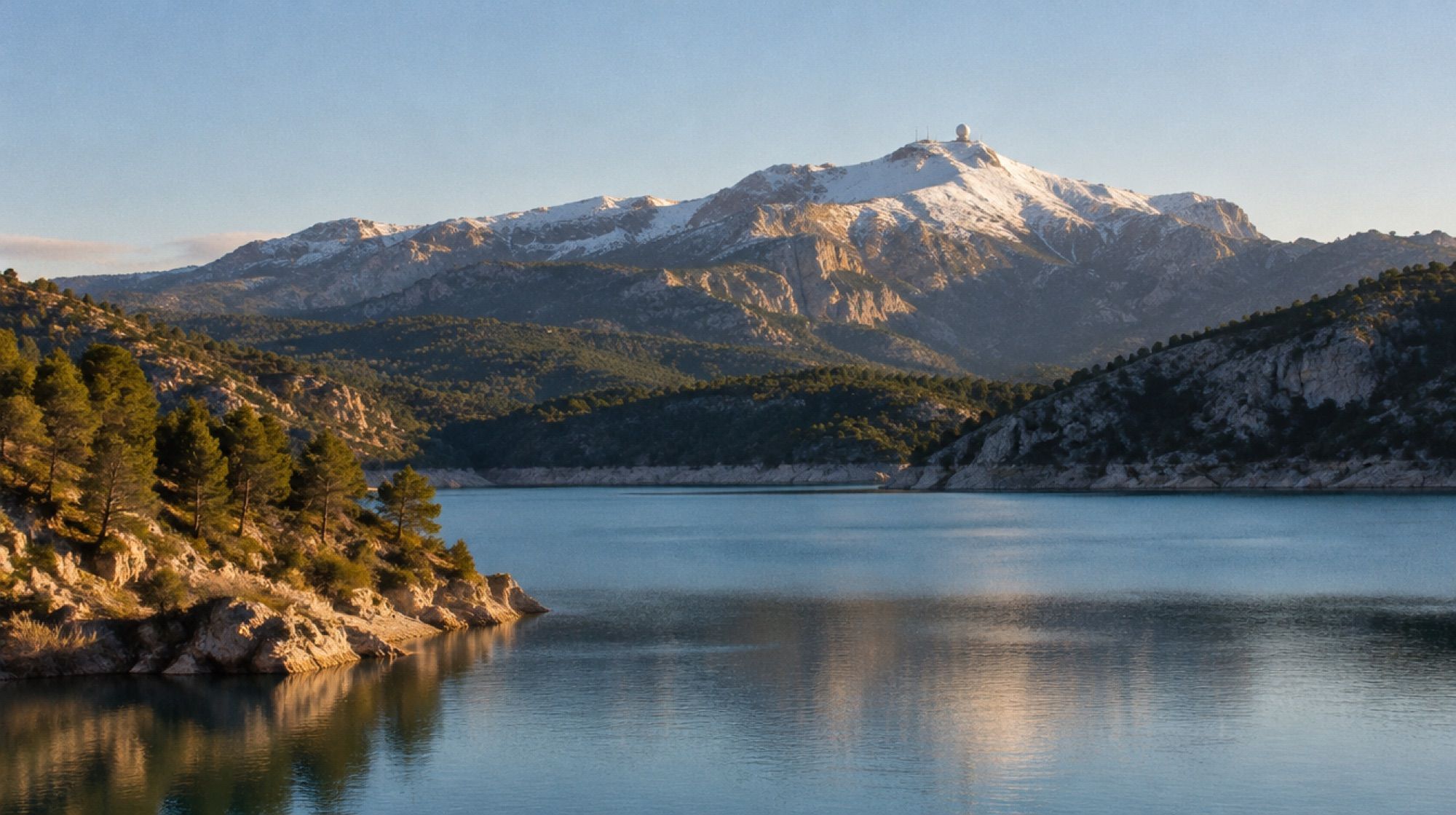 Puig Major mit Schnee über dem Stausee Gorg Blau