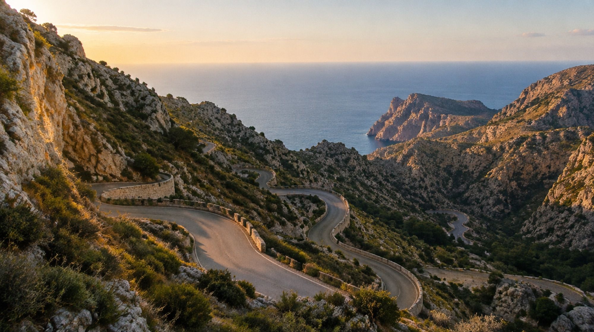 Serpentinenstraße Ma-2141 nach Sa Calobra über Kalksteinfelsen am frühen Morgen