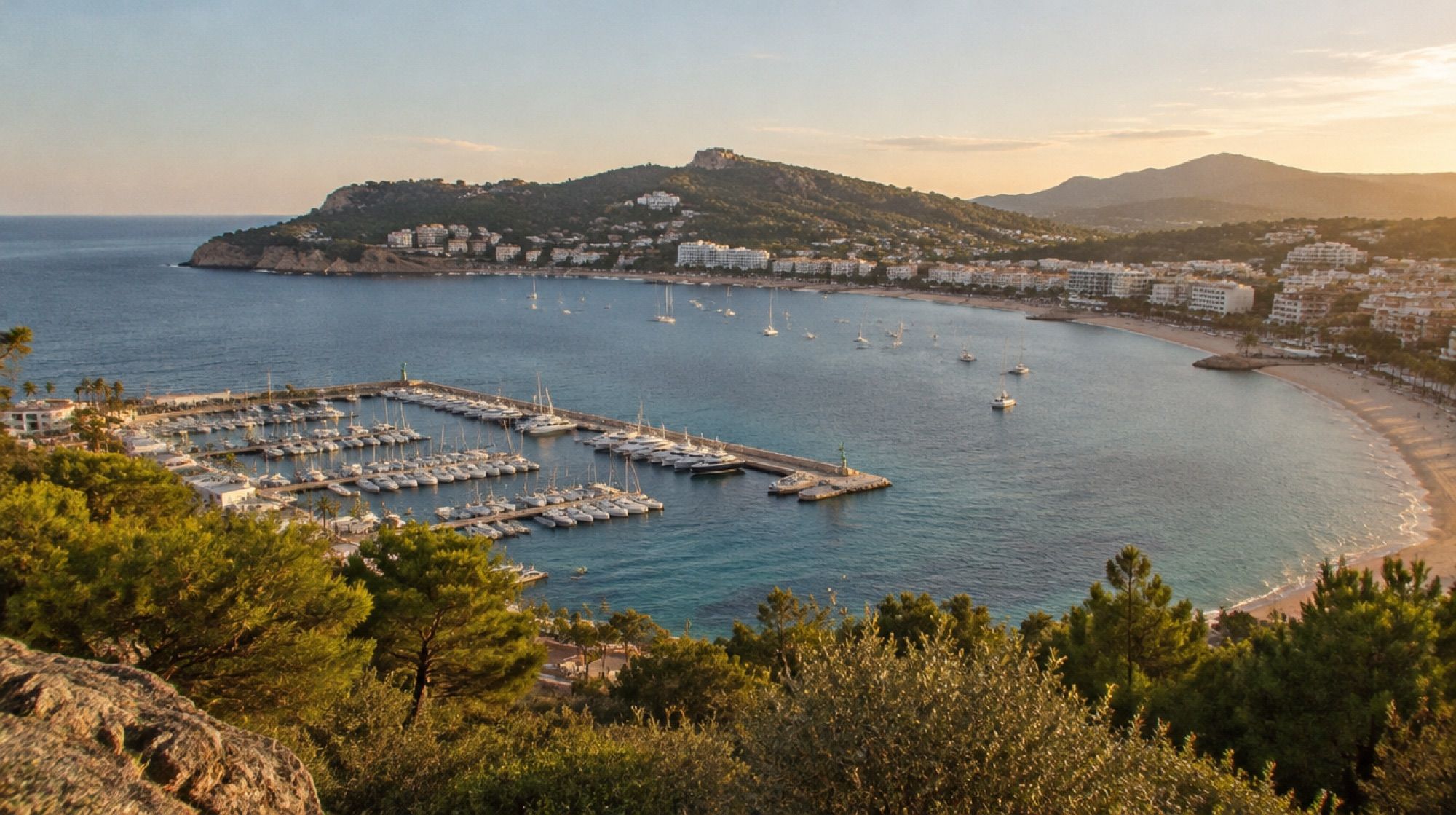Bucht von Santa Ponsa mit Jachthafen und Strand vom Aussichtspunkt am Nachmittag